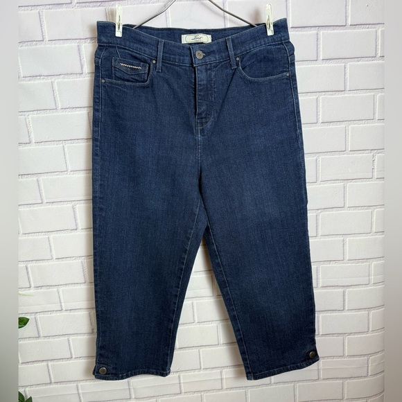 Levi's VTG Women's Dark Wash Black Patch Jeans C
Cropped Straight Leg/size 10 - Picture 7 of 10